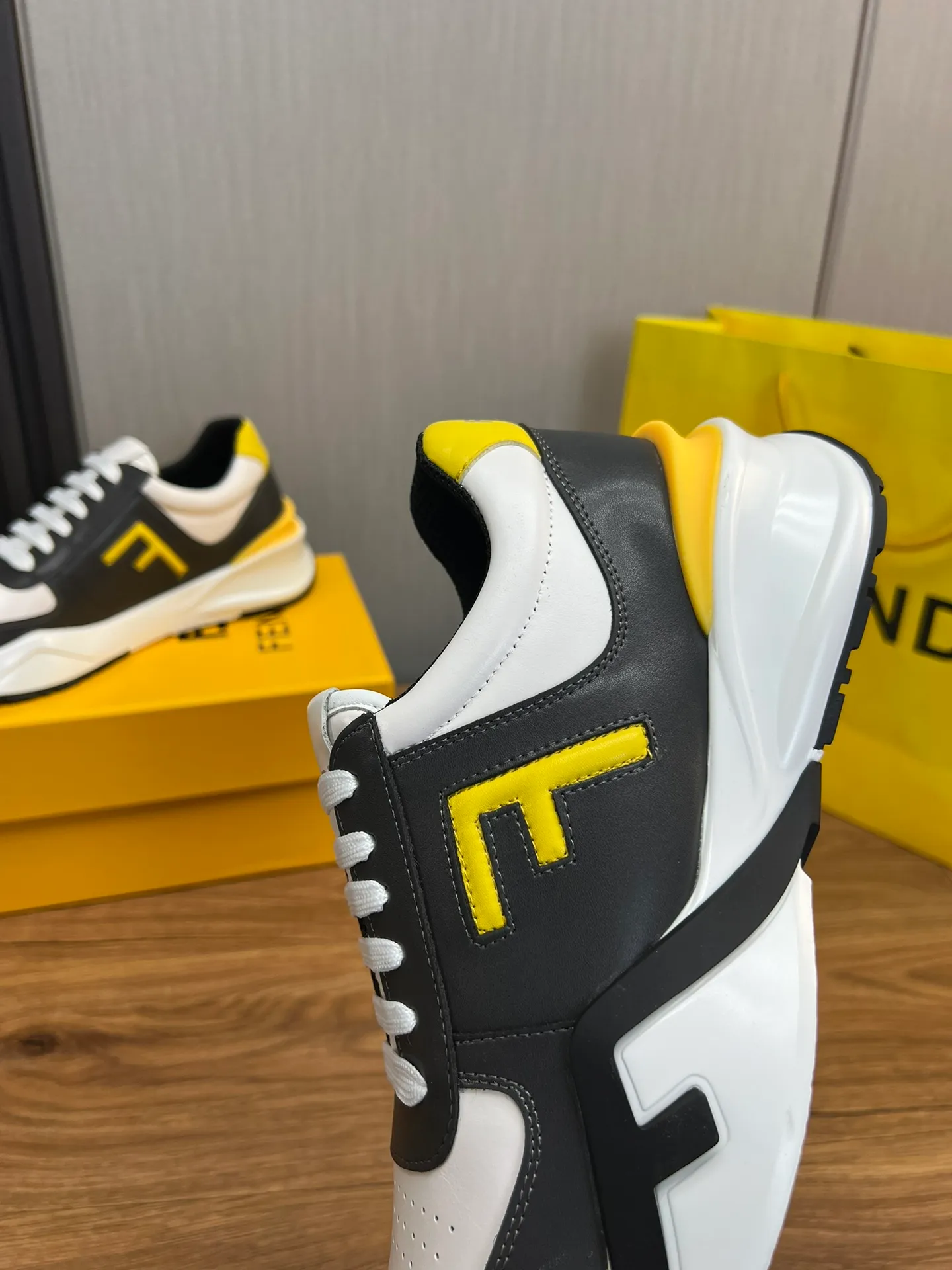Men's shoes 💰520💰 Fendi [Fendi] hot style is on the market 🔥Fashionable casual men's shoes 🔱 Made of original cowhide + breathable mesh lining + sheepskin feet, perfect shape, top quality, you deserve it 🔜Original outsole, ultra-light, non-slip and wear-resistant 👣 Standard size 38-44 (customized in 45)